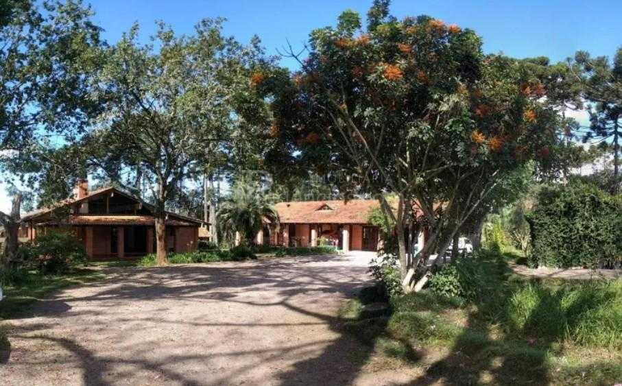 Espetacular propriedade com casas, salões, piscinas e lagos  l...