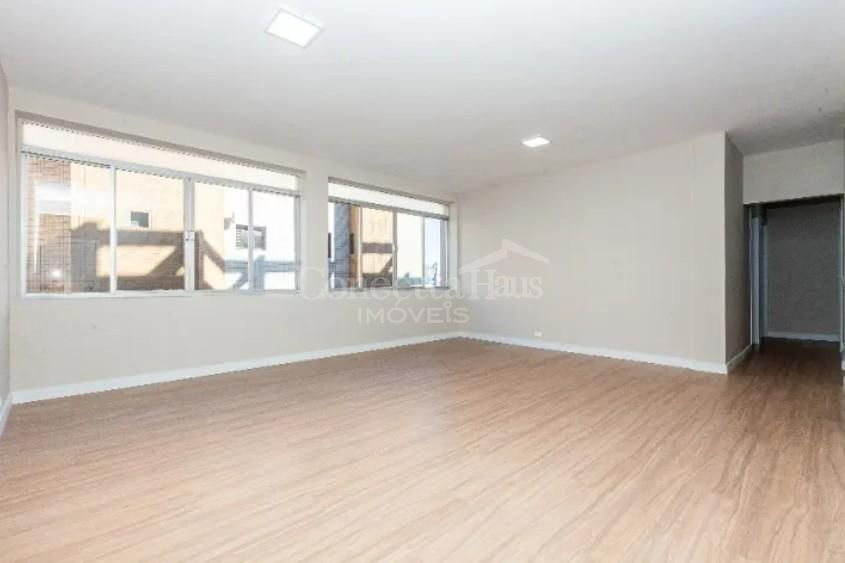 Apartamento amplo e reformado no Batel Água Verde  3 quartos  ...