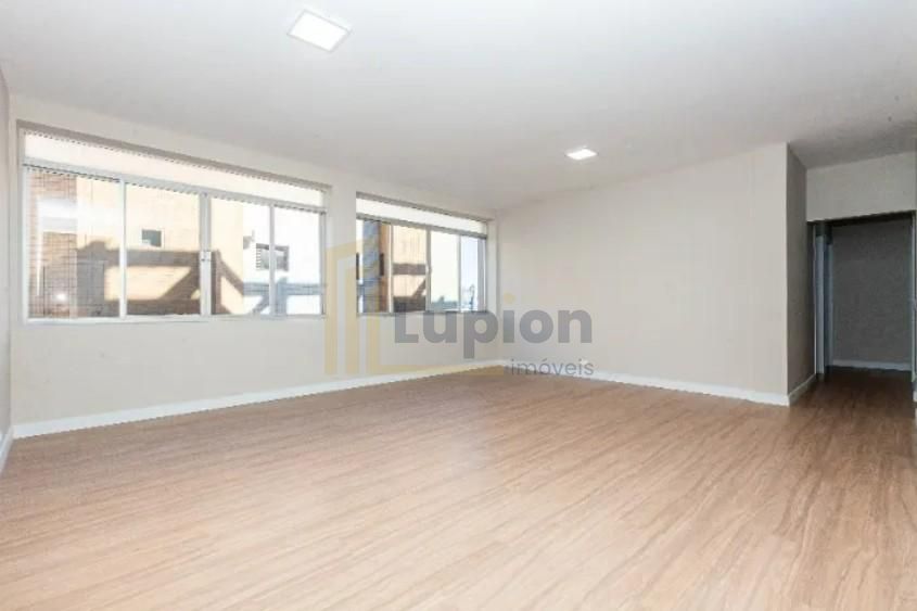 Apartamento amplo e reformado no Batel Água Verde  3 quartos  ...