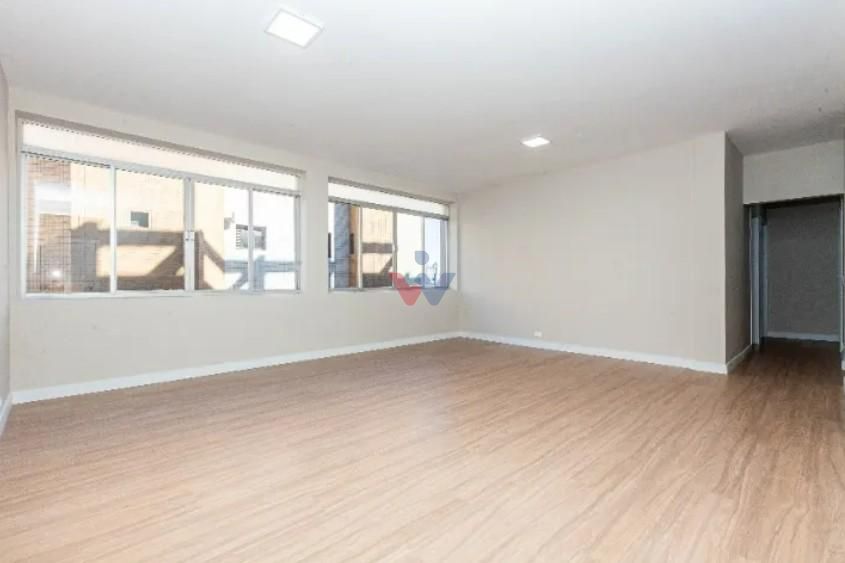 Apartamento amplo e reformado no Batel Água Verde  3 quartos  ...