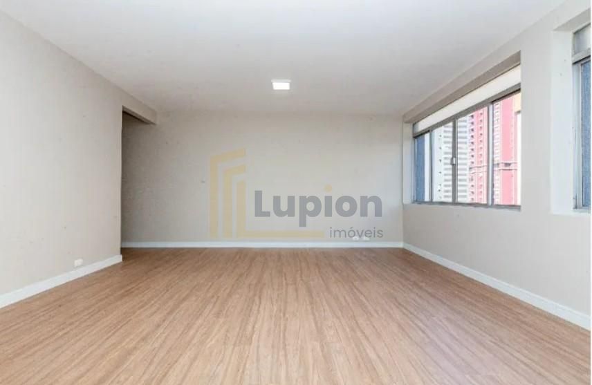 Apartamento amplo e reformado no Batel Água Verde  3 quartos  ...