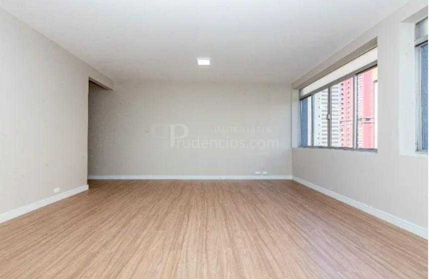 Apartamento amplo e reformado no Batel Água Verde  3 quartos  ...