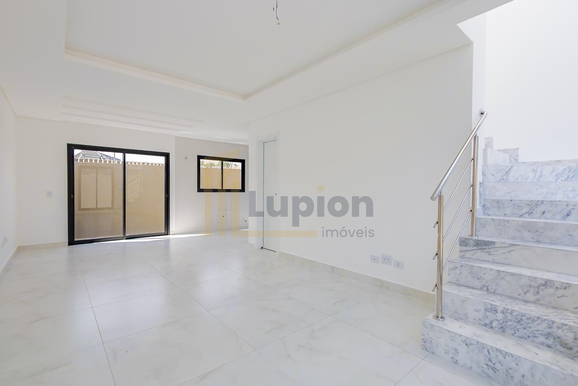 Sobrado de Alto Padrão com 3 Quartos, Suíte e Conforto Exclusivo