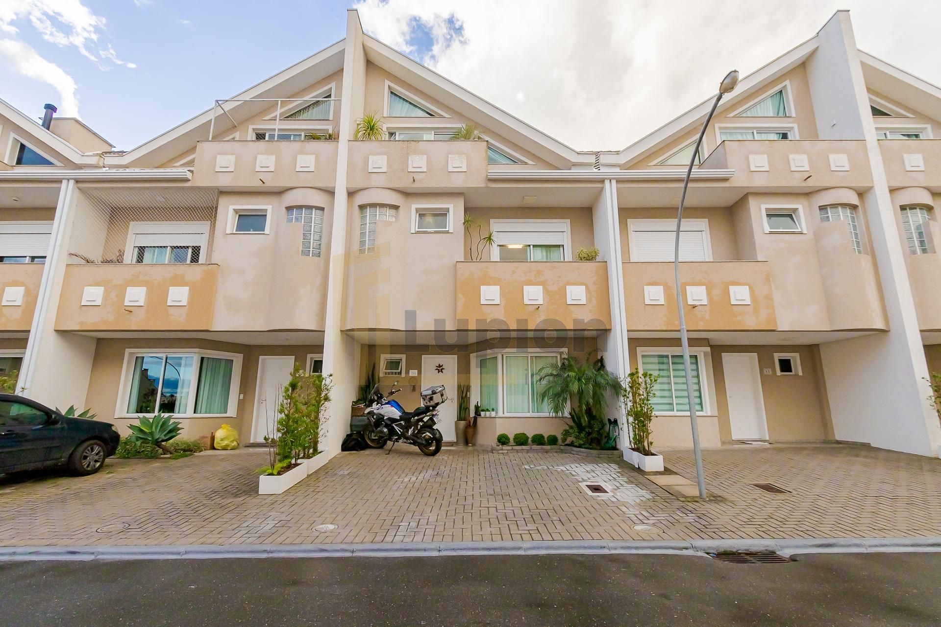 Sobrado Triplex Mobiliado no Jardim das Américas, Residencial ...