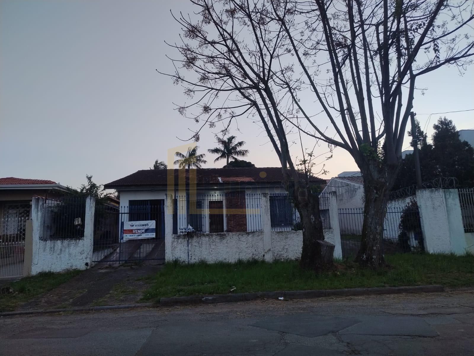Casa com Amplo Terreno de 600 m  no Hauer  Excelente Oportunid...