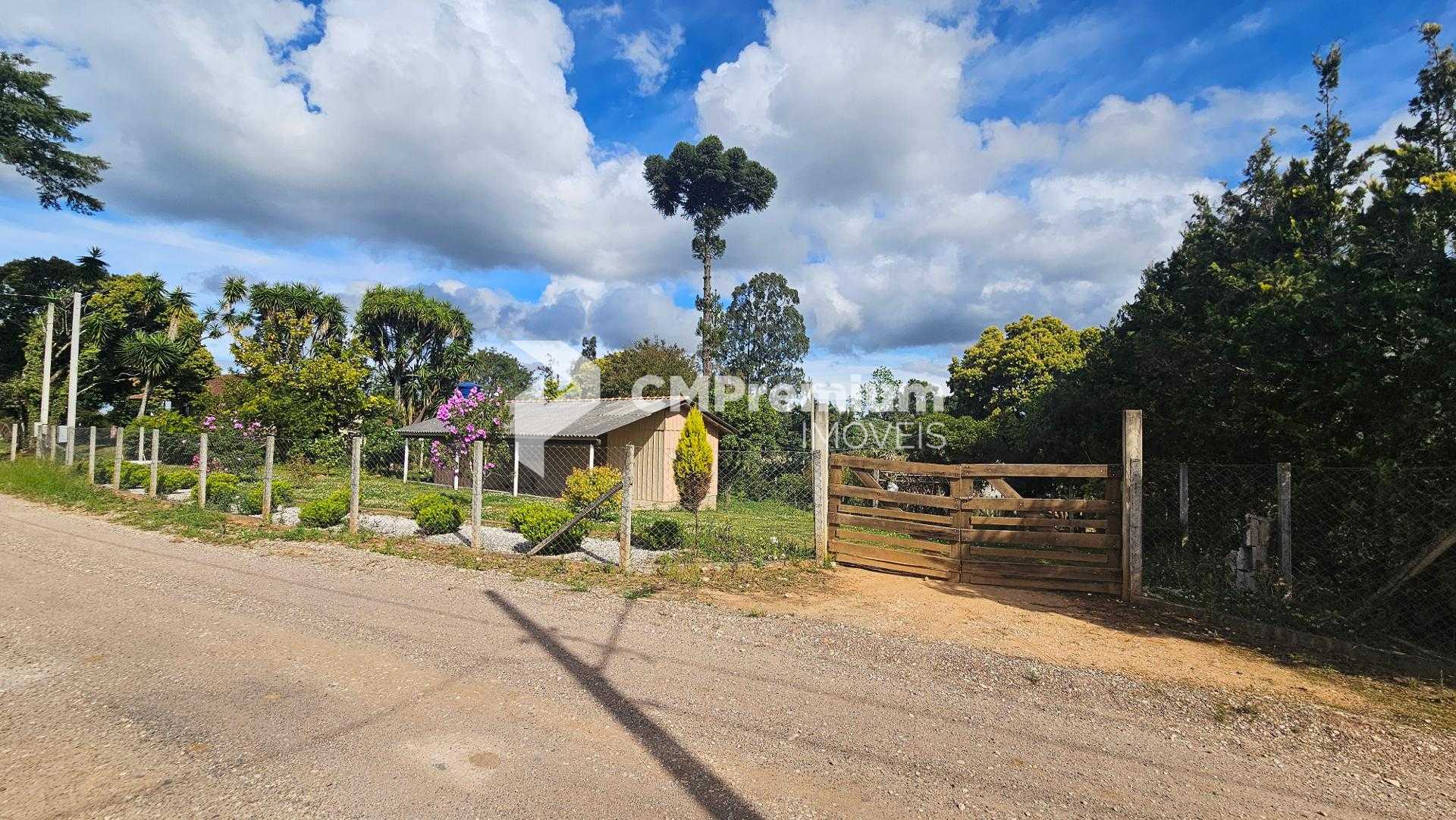 Terreno Amplo com Casa em Madeira e Pomar  Tranquilidade e Esp...