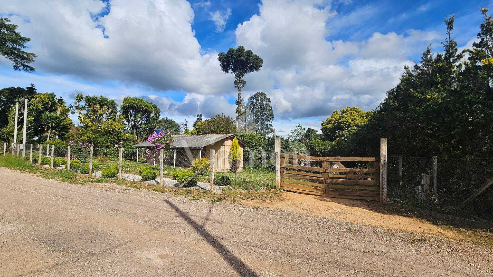 Terreno Amplo com Casa em Madeira e Pomar  Tranquilidade e Esp...