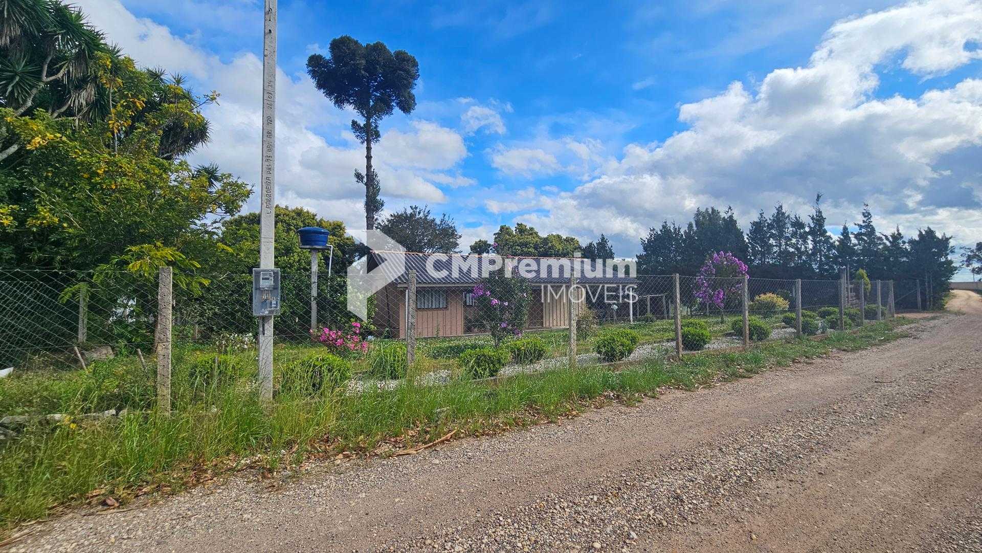 Terreno Amplo com Casa em Madeira e Pomar  Tranquilidade e Esp...