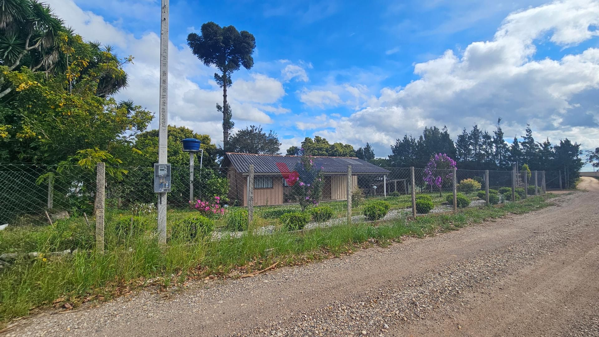 Terreno Amplo com Casa em Madeira e Pomar  Tranquilidade e Esp...
