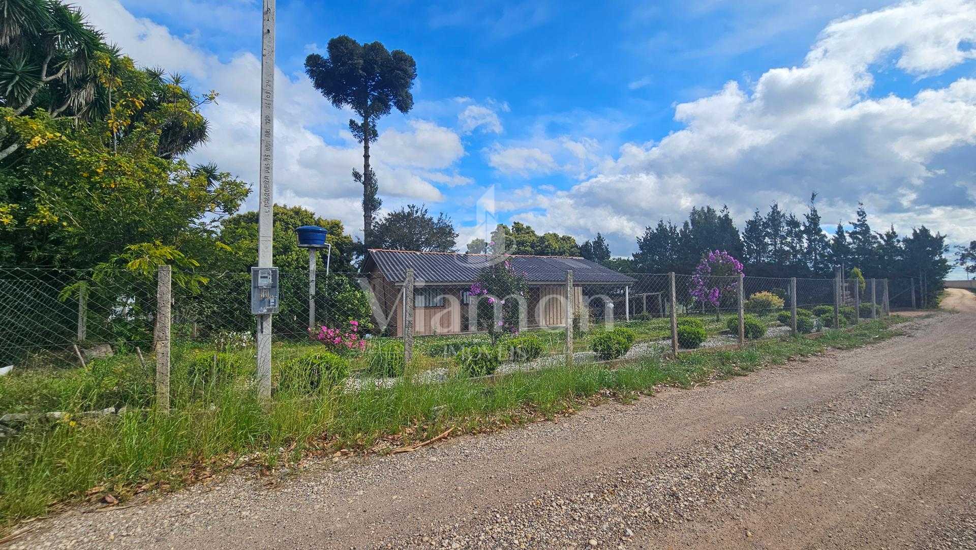 Terreno Amplo com Casa em Madeira e Pomar  Tranquilidade e Esp...