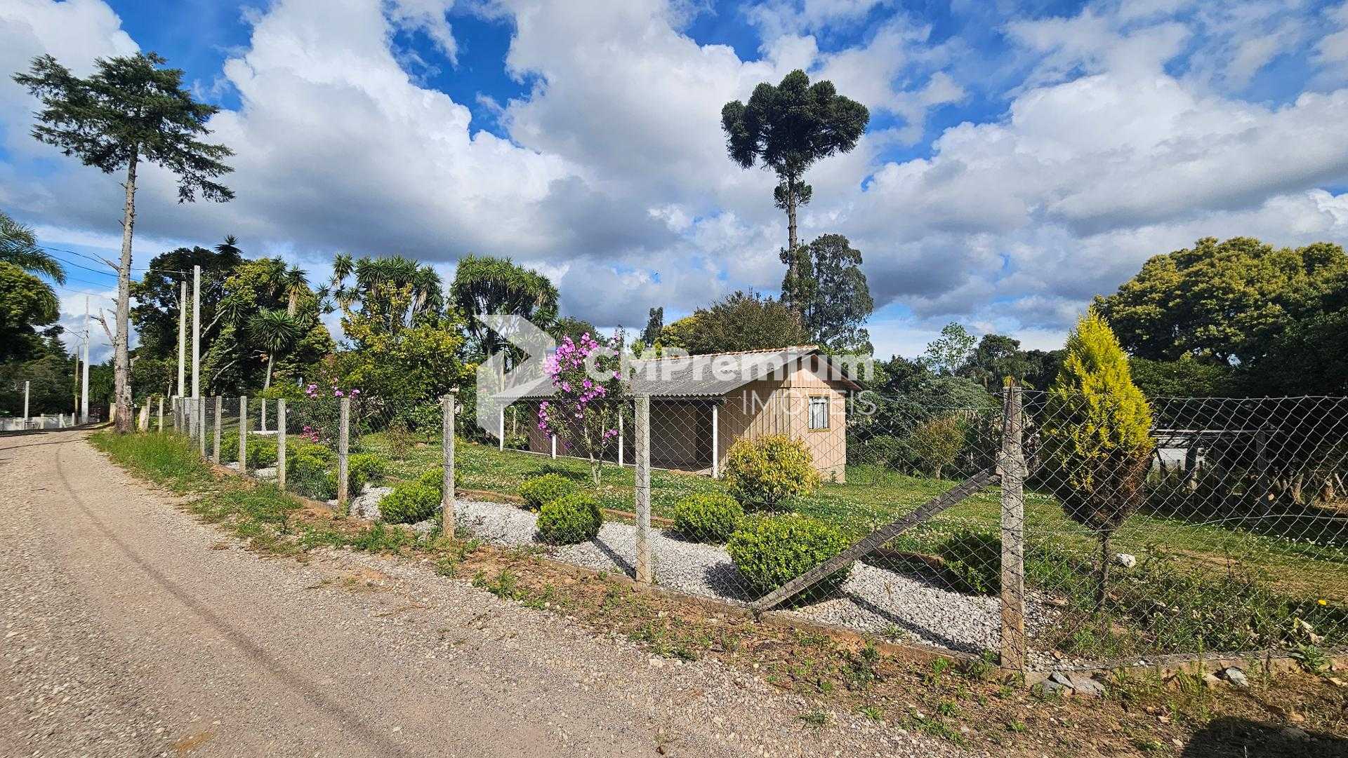 Terreno Amplo com Casa em Madeira e Pomar  Tranquilidade e Esp...
