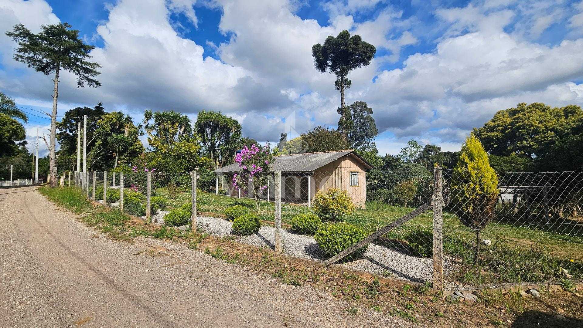 Terreno Amplo com Casa em Madeira e Pomar  Tranquilidade e Esp...