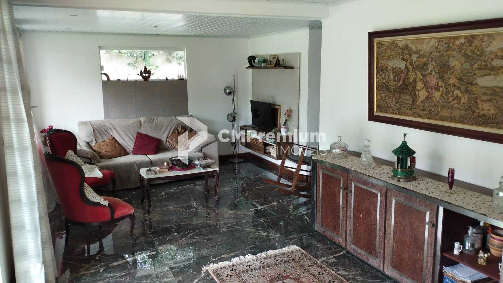 Casa ampla com 3 quartos em área verde, a 5 km do centro