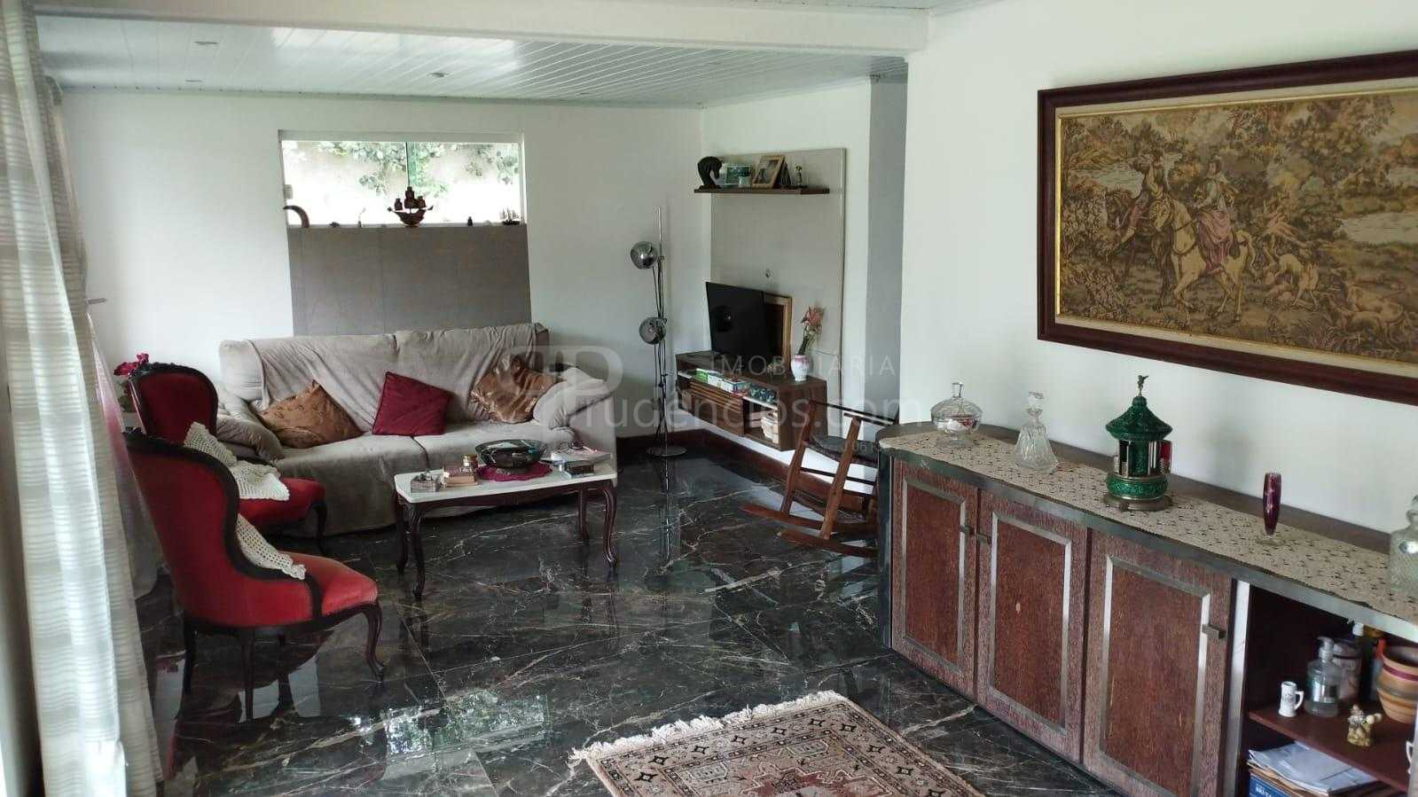 Casa ampla com 3 quartos em área verde, a 5 km do centro