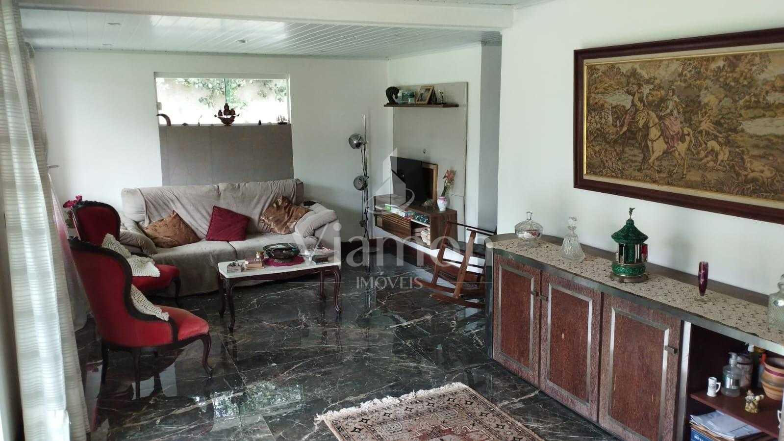 Casa ampla com 3 quartos em área verde, a 5 km do centro