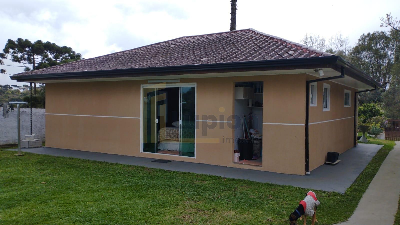 Casa ampla com 3 quartos em área verde, a 5 km do centro