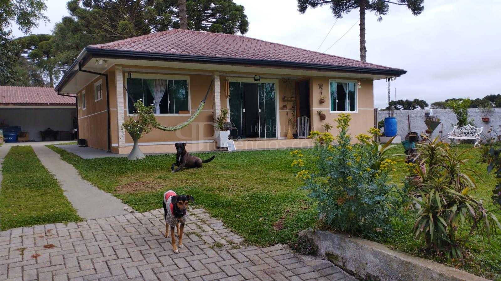 Casa ampla com 3 quartos em área verde, a 5 km do centro