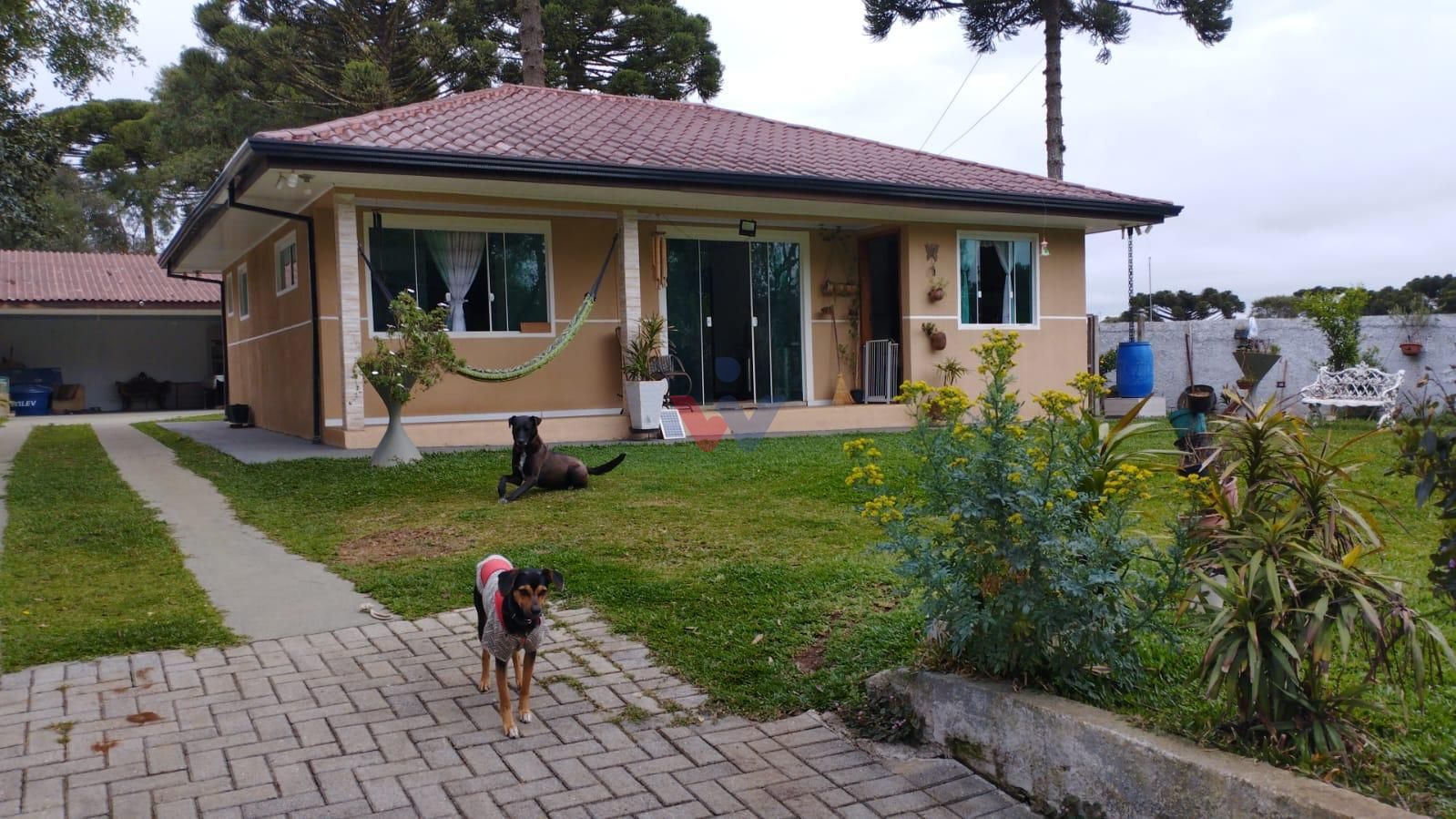 Casa ampla com 3 quartos em área verde, a 5 km do centro