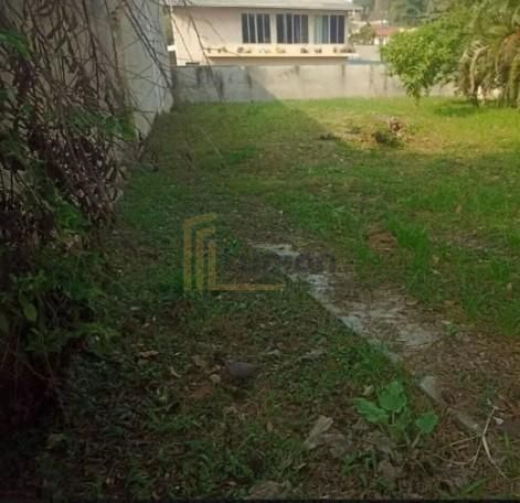 Terreno de Esquina 435 m  em Bairro Valorizado  Próximo ao Trê...