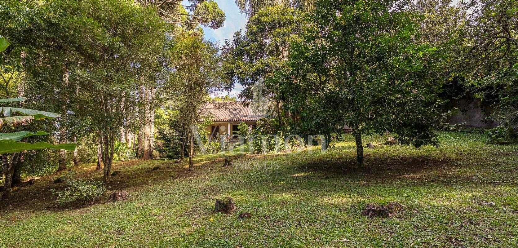 Chácara Charmosa em Pinhais com Casa Principal, Ático e Edícul...
