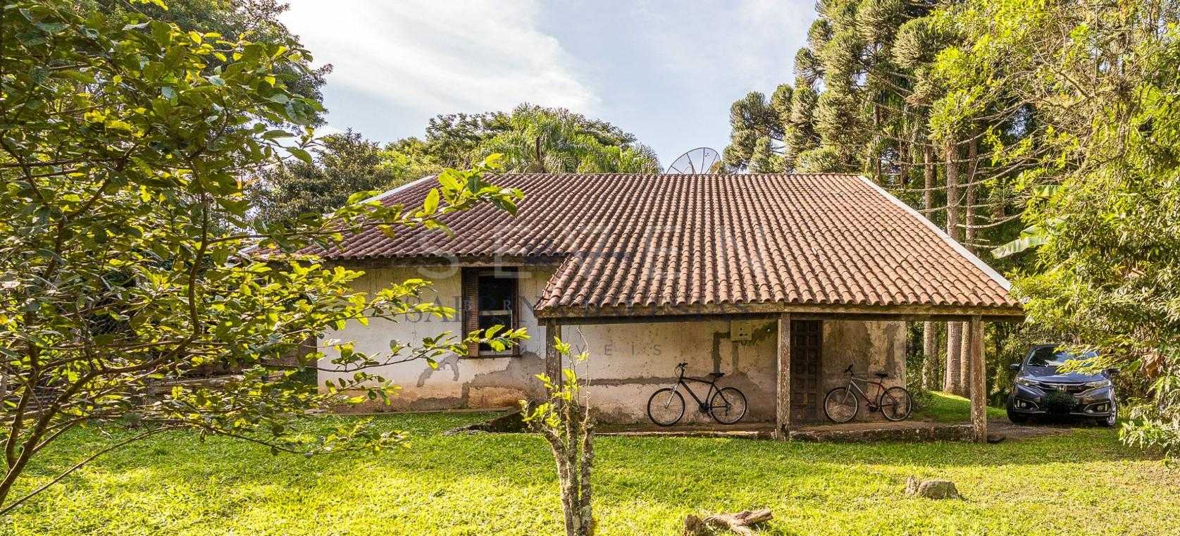 Chácara Charmosa em Pinhais com Casa Principal, Ático e Edícul...