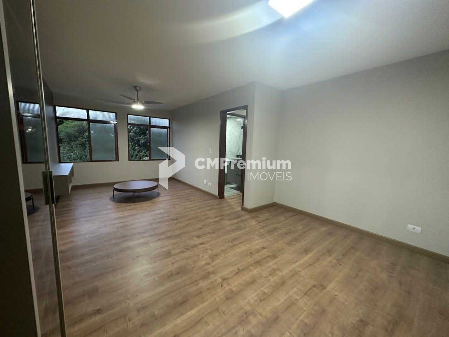 Apartamento Amplo e Mobiliado com 3 Quartos e Sacada  Próximo ...