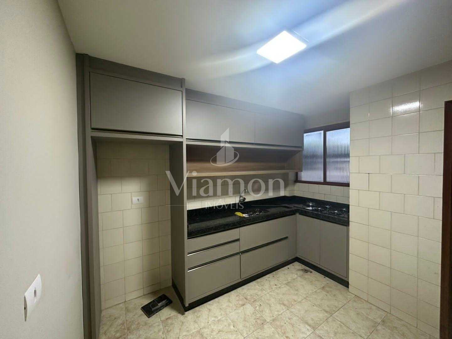 Apartamento Amplo e Mobiliado com 3 Quartos e Sacada  Próximo ...