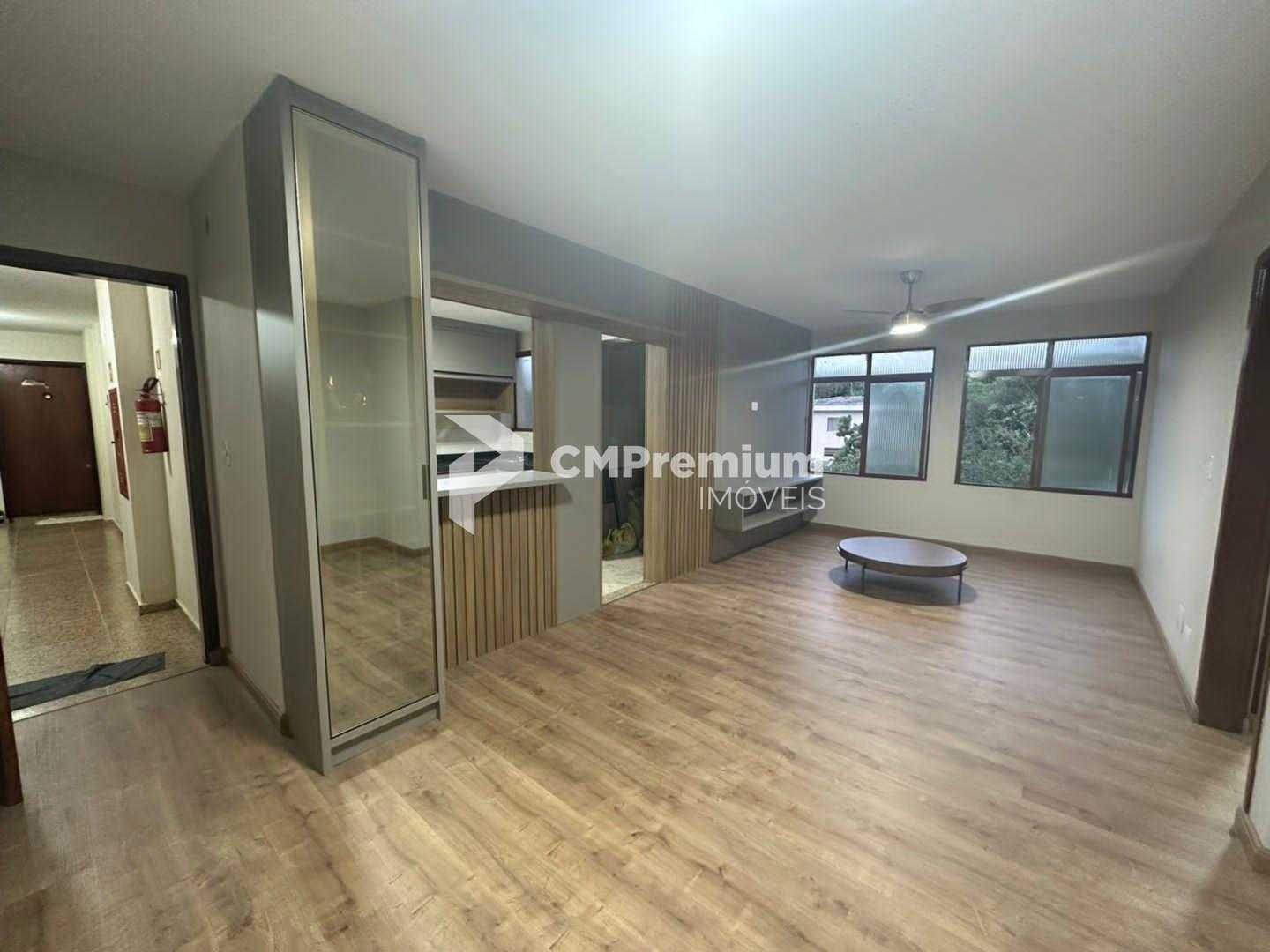Apartamento Amplo e Mobiliado com 3 Quartos e Sacada  Próximo ...
