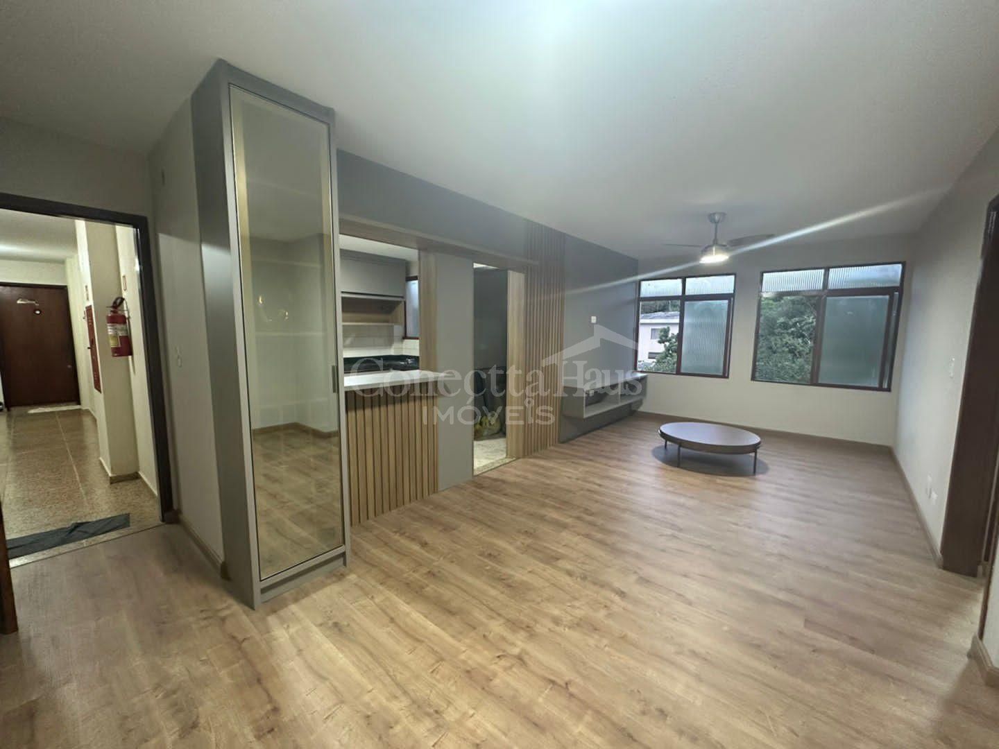 Apartamento Amplo e Mobiliado com 3 Quartos e Sacada  Próximo ...