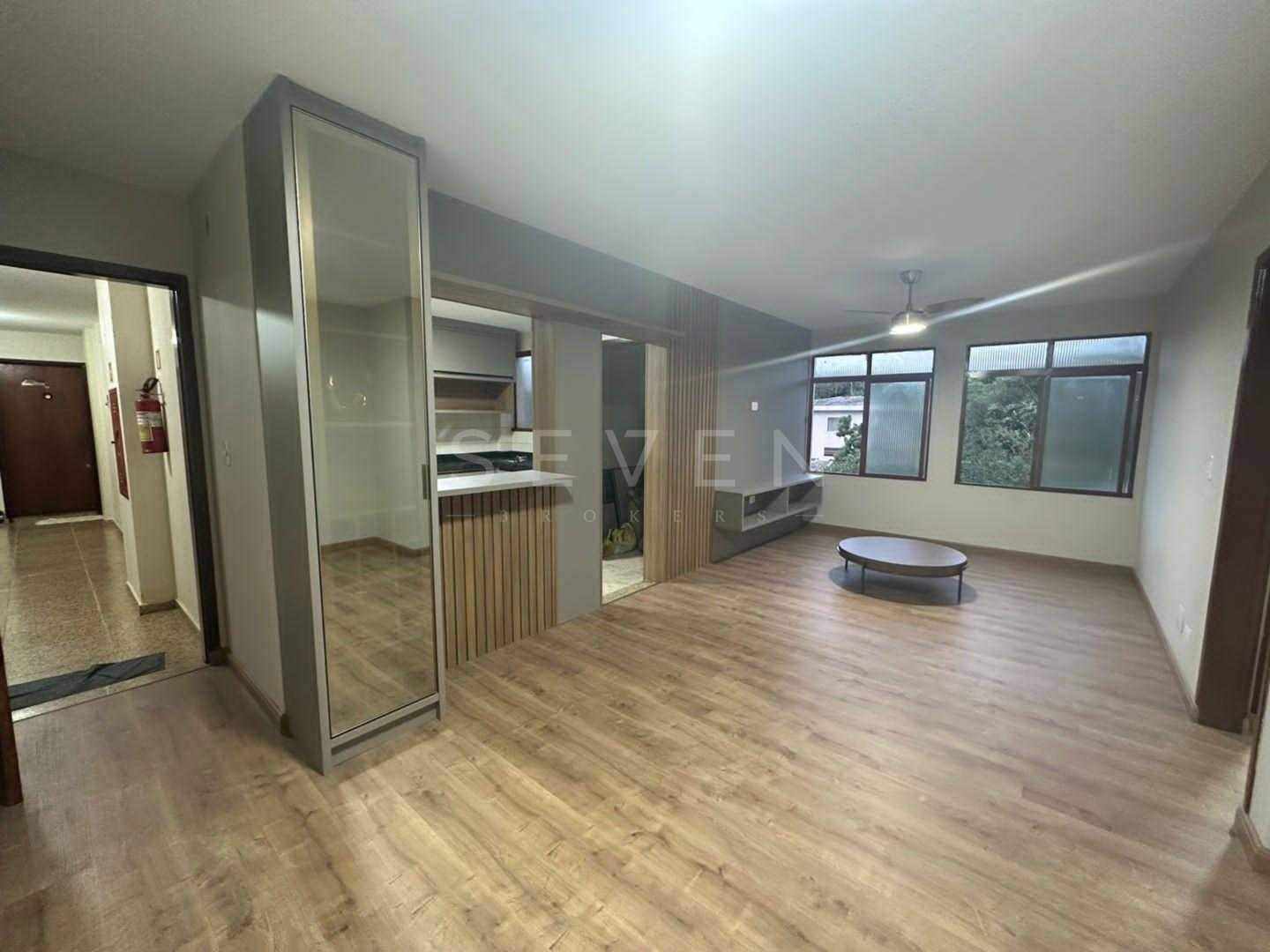 Apartamento Amplo e Mobiliado com 3 Quartos e Sacada  Próximo ...