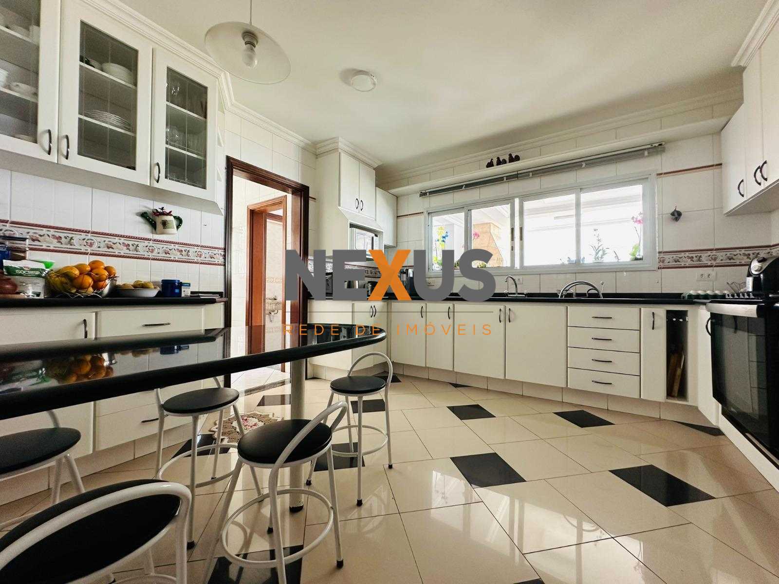 Residência Neoclássica em Condomínio de Luxo  Pinhais  Pineville 