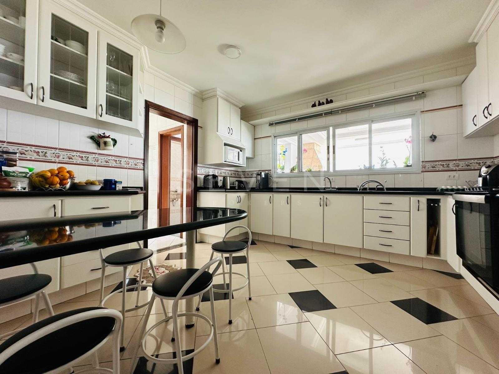 Residência Neoclássica em Condomínio de Luxo  Pinhais  Pineville 