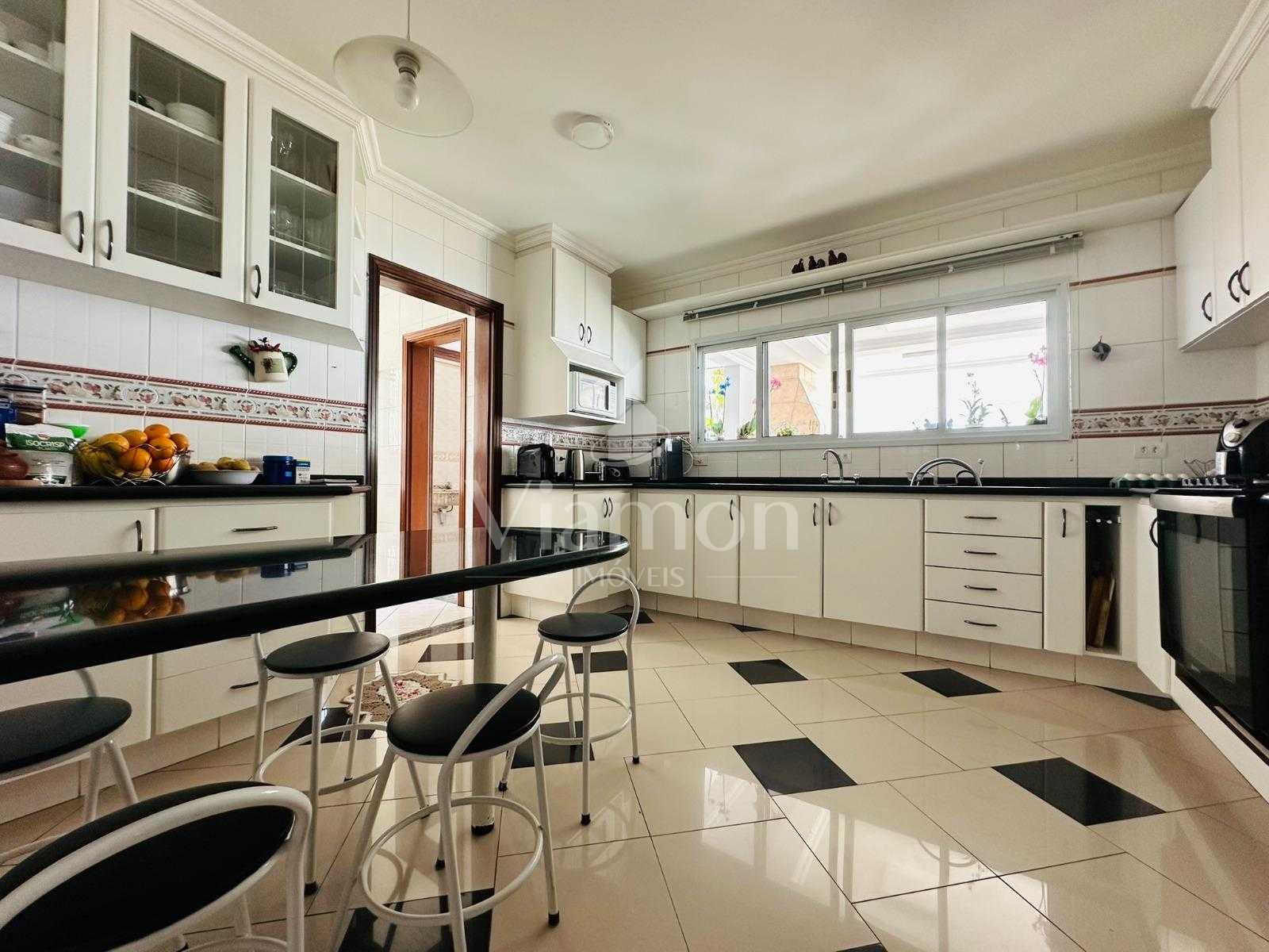 Residência Neoclássica em Condomínio de Luxo  Pinhais  Pineville 