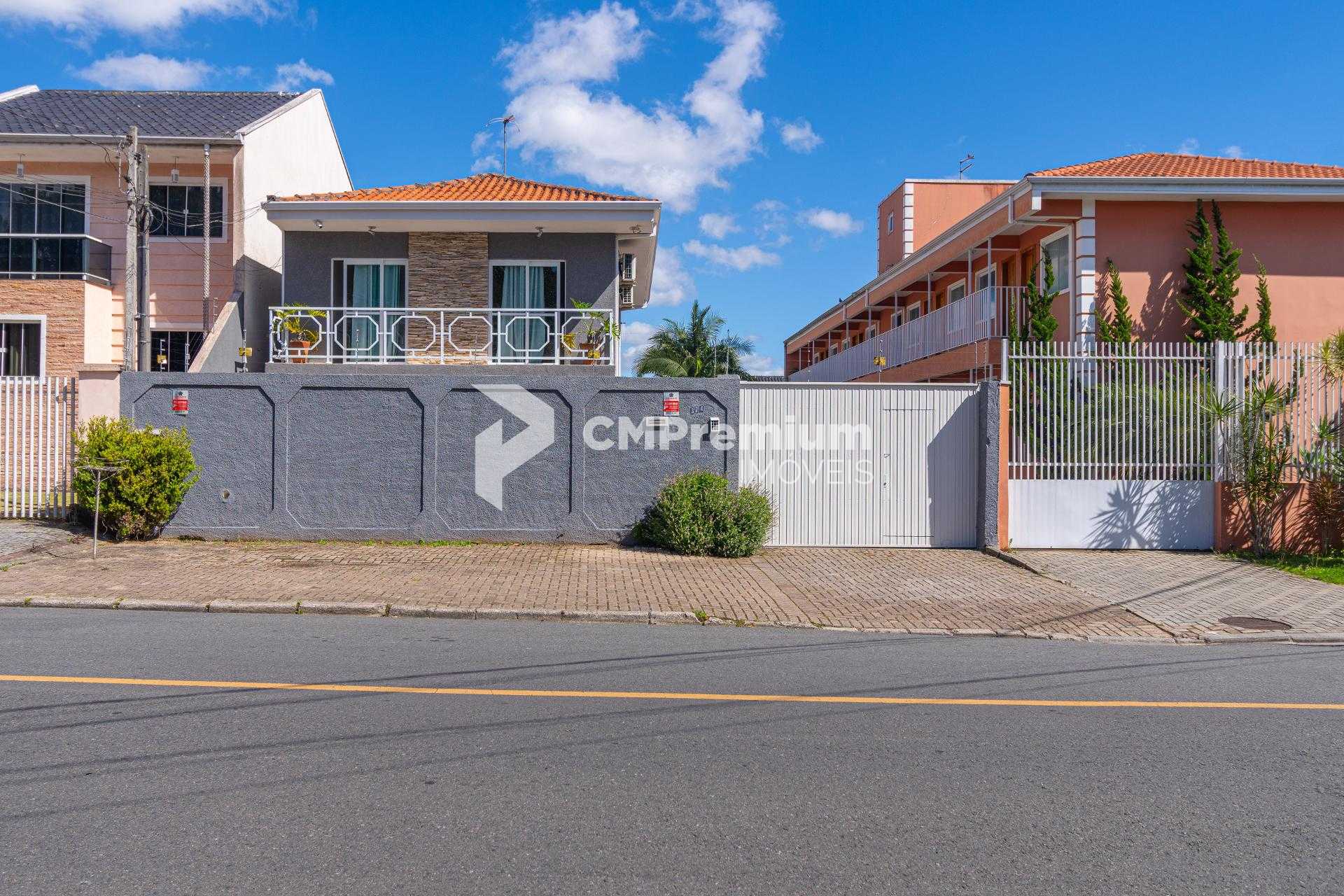 Sobrado com 4 Quartos e Terreno Amplo no Cajuru  Espaço e Conf...