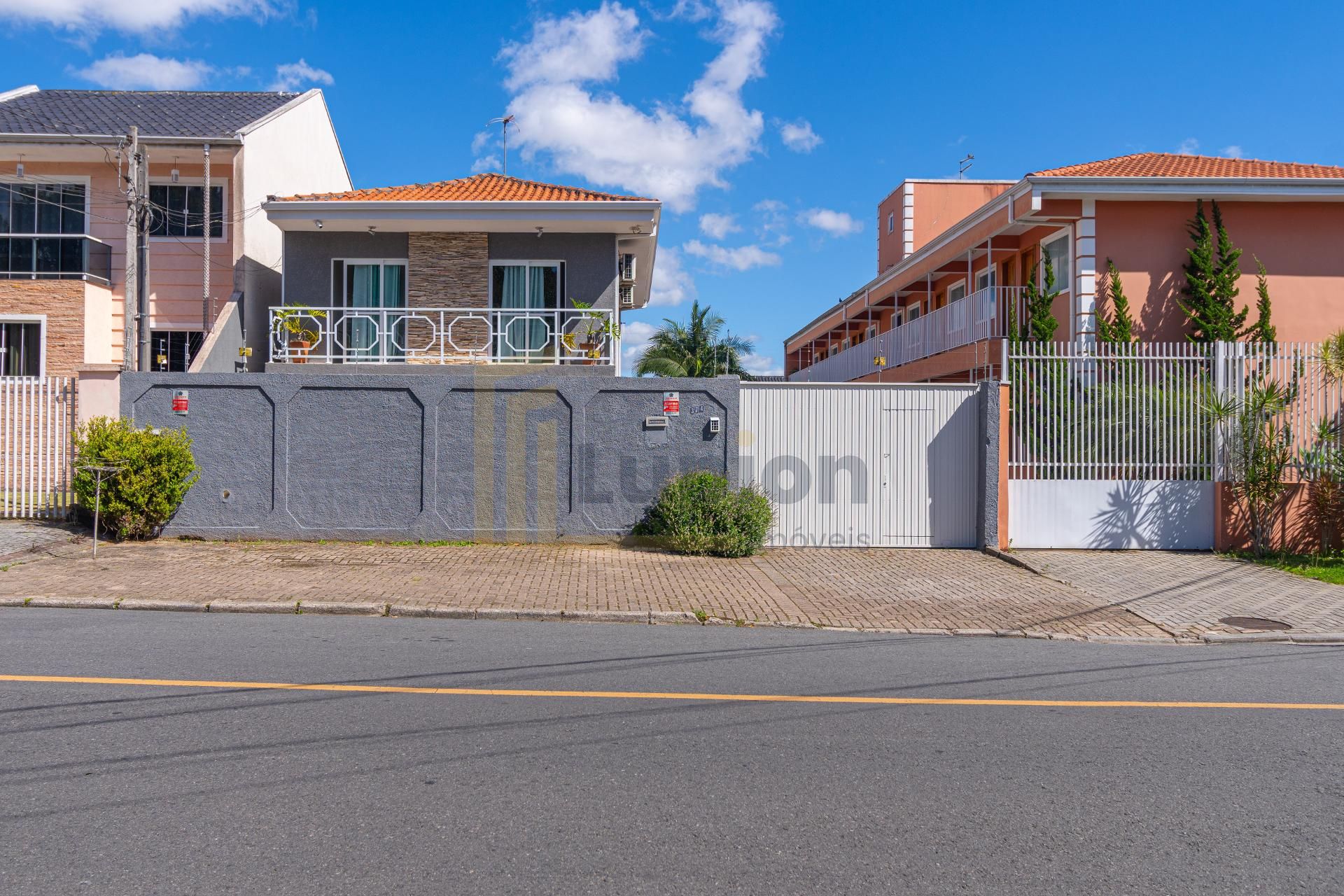 Sobrado com 4 Quartos e Terreno Amplo no Cajuru  Espaço e Conf...