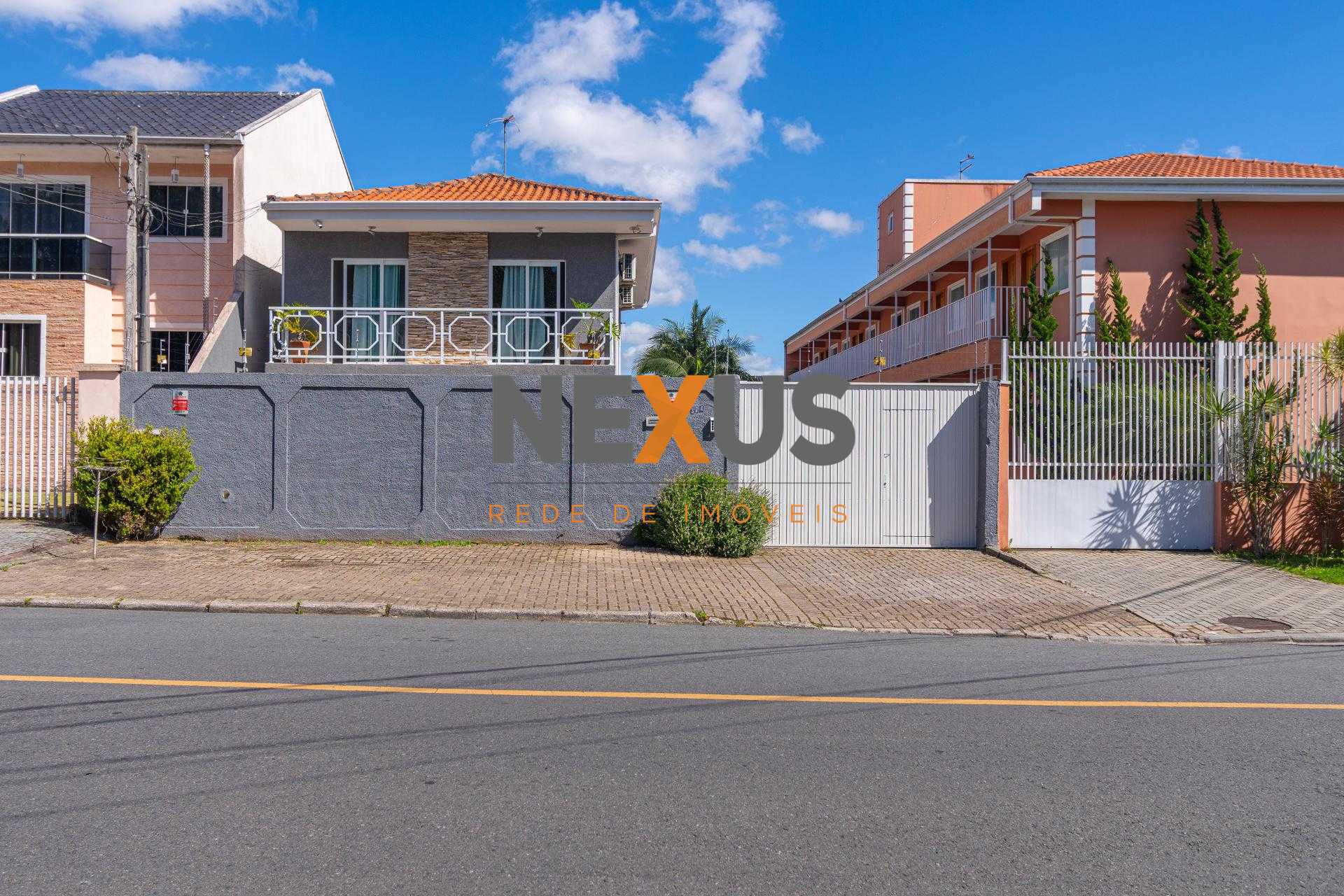 Sobrado com 4 Quartos e Terreno Amplo no Cajuru  Espaço e Conf...