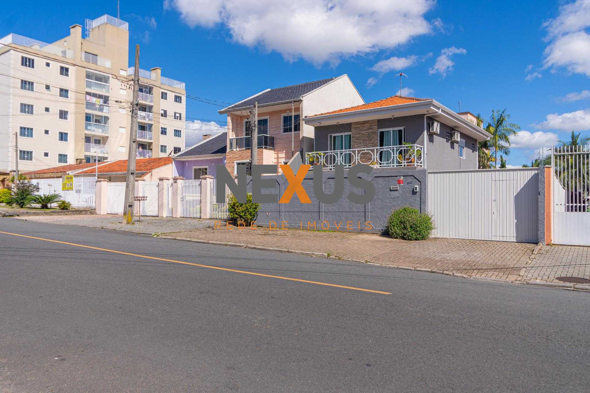 Sobrado com 4 Quartos e Terreno Amplo no Cajuru  Espaço e Conf...