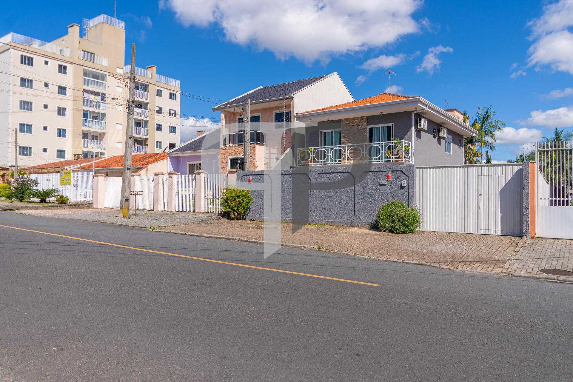 Sobrado com 4 Quartos e Terreno Amplo no Cajuru  Espaço e Conf...