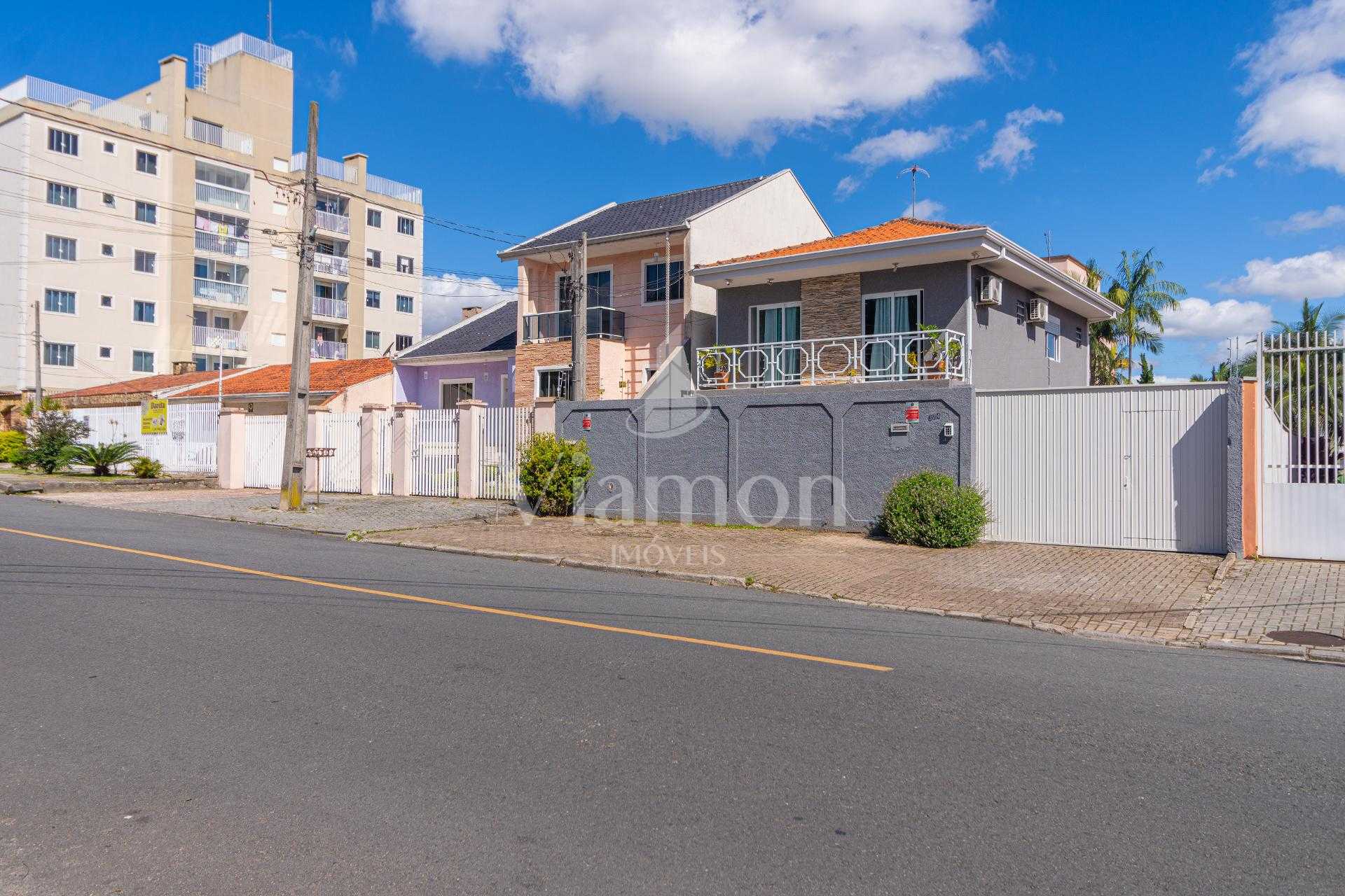 Sobrado com 4 Quartos e Terreno Amplo no Cajuru  Espaço e Conf...