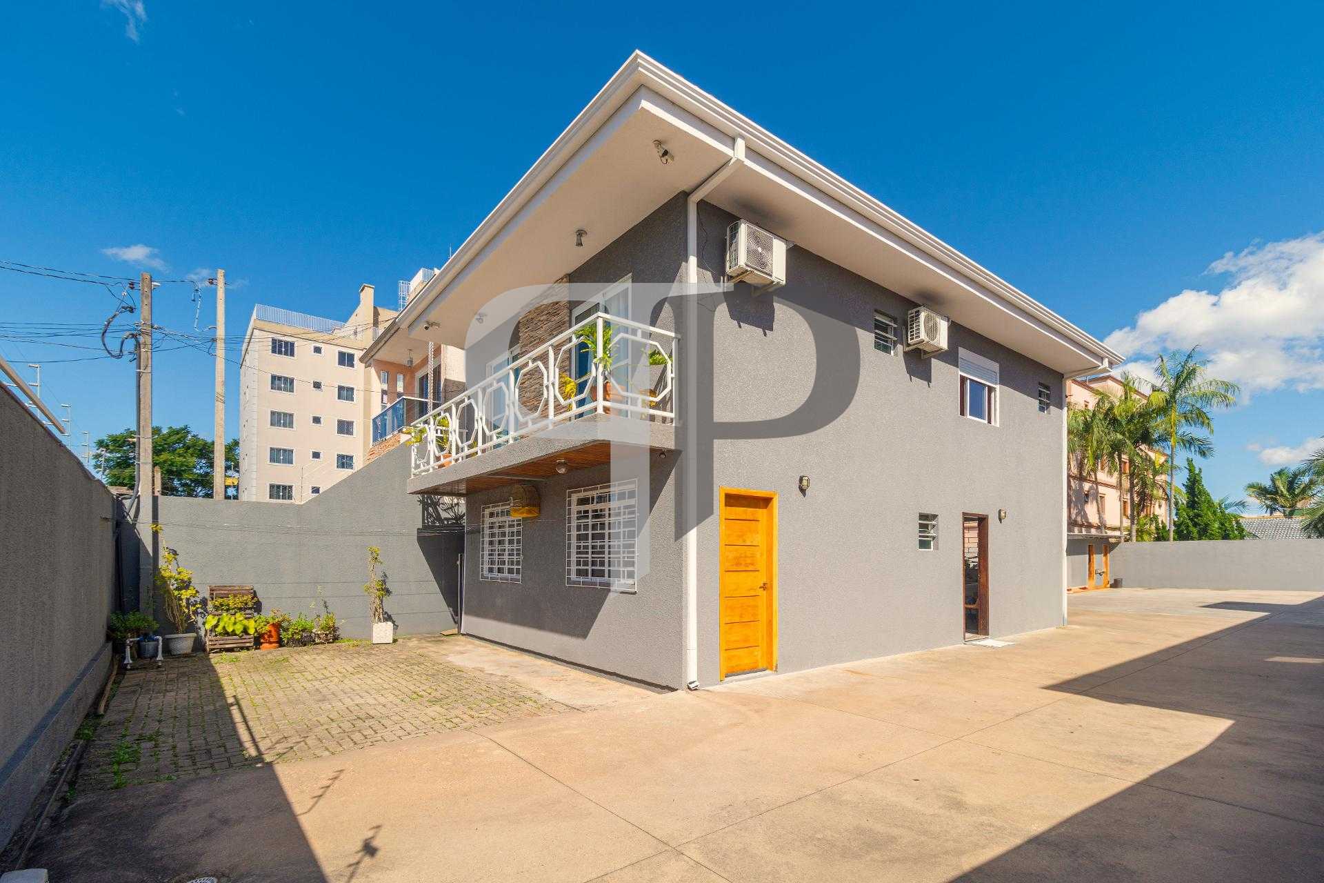 Sobrado com 4 Quartos e Terreno Amplo no Cajuru  Espaço e Conf...