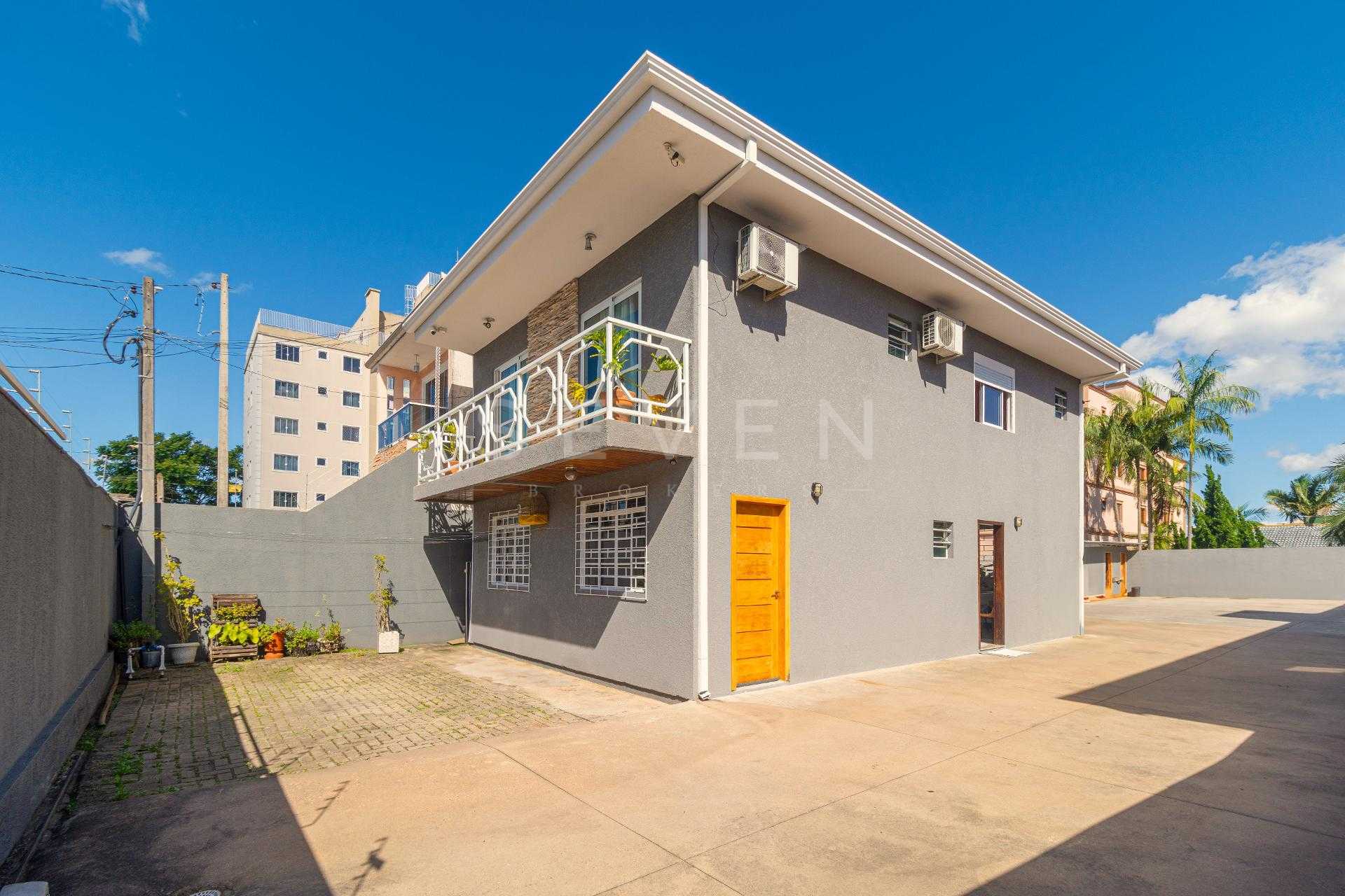 Sobrado com 4 Quartos e Terreno Amplo no Cajuru  Espaço e Conf...