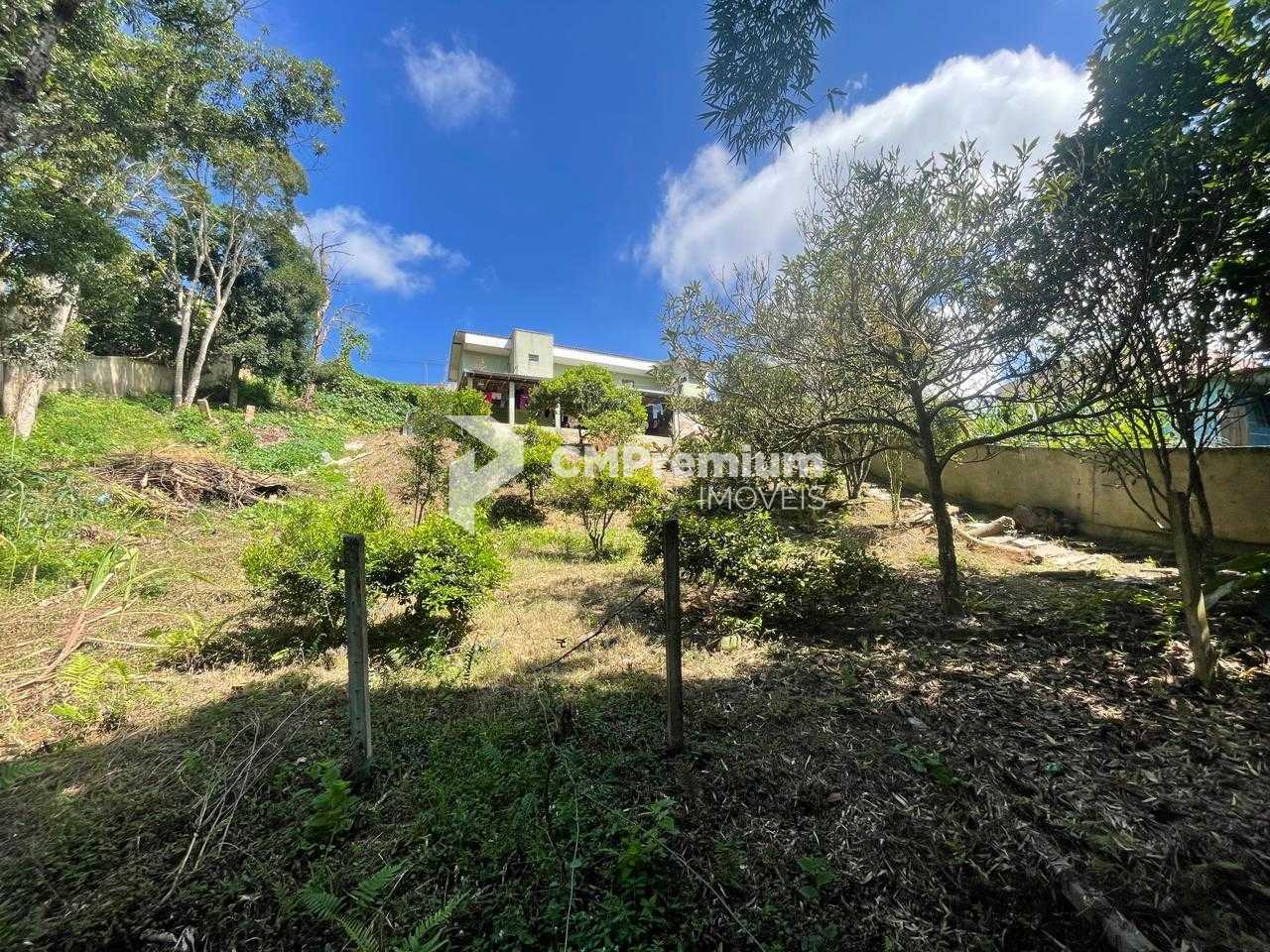 Viva com liberdade e conforto  Terreno com 2 casas em Campo Ma...