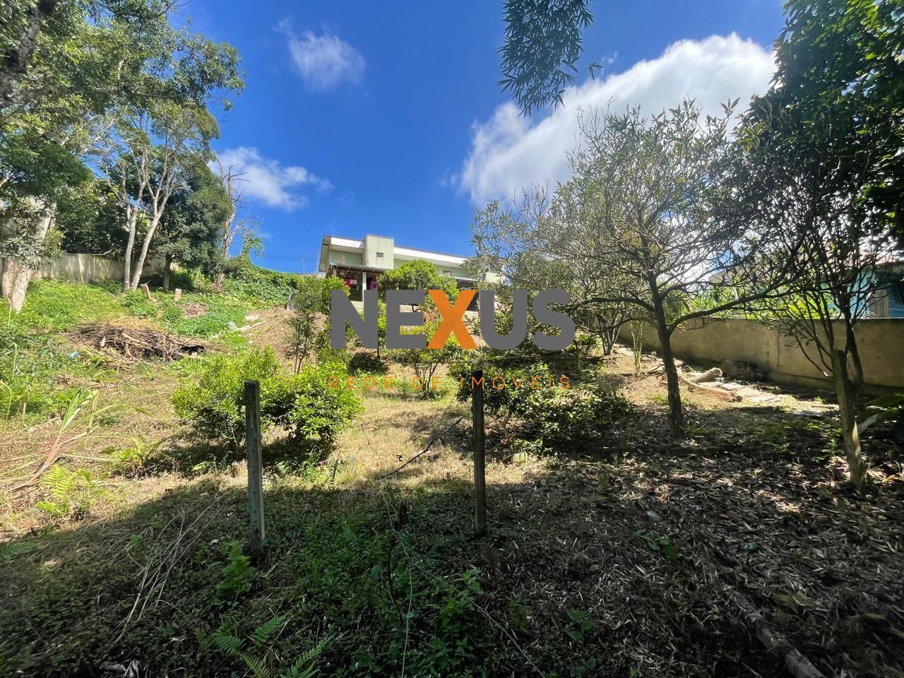 Viva com liberdade e conforto  Terreno com 2 casas em Campo Ma...