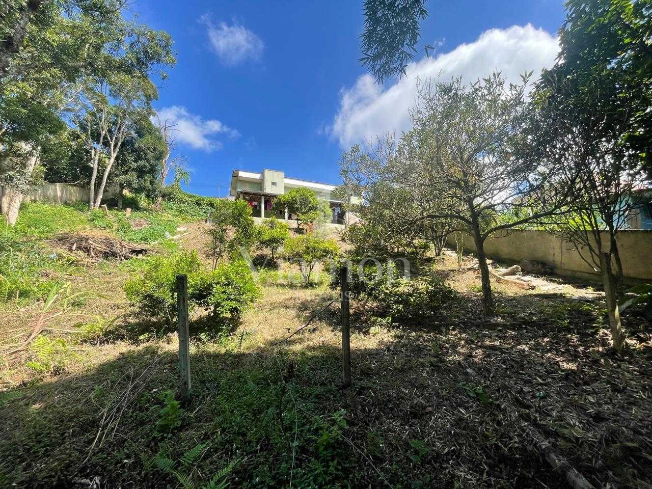 Viva com liberdade e conforto  Terreno com 2 casas em Campo Ma...