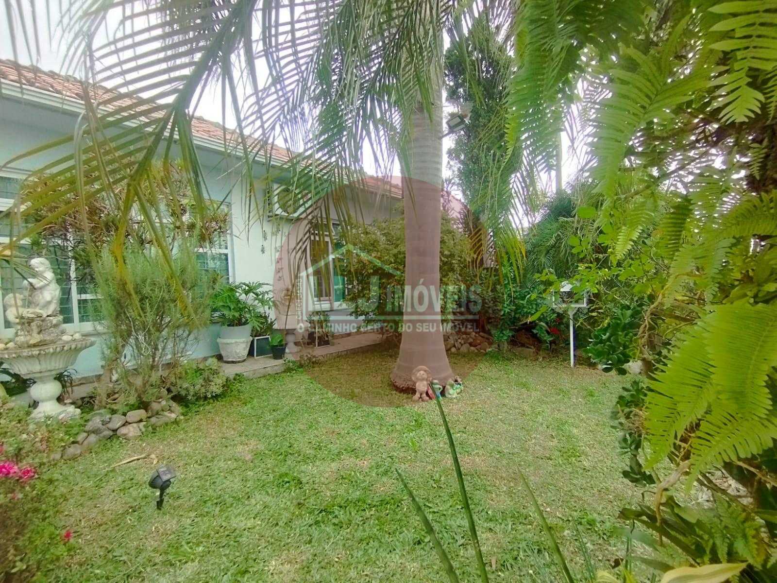 Casa à Venda no Bairro Xaxim, Curitiba: 3 Quartos, Suíte e Churrasqueira