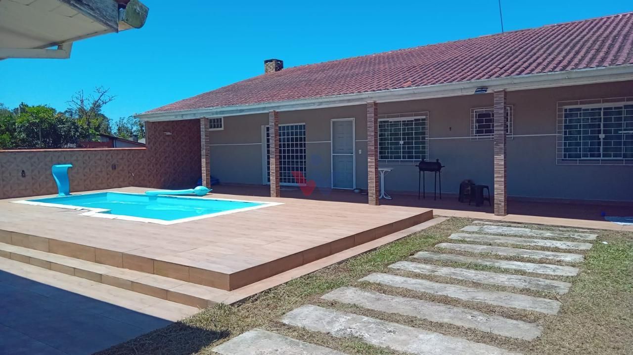 Duas casas no mesmo terreno com piscina e área gourmet, a 700m...