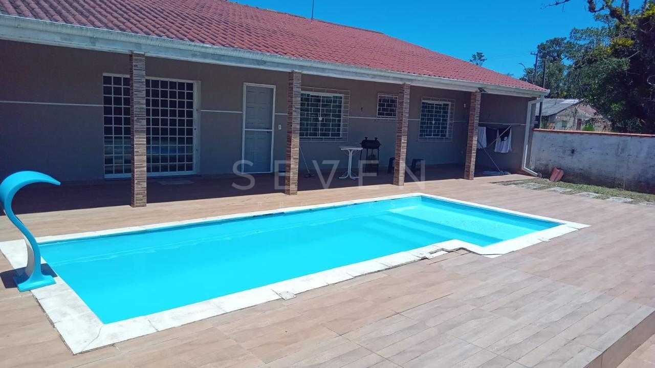 Duas casas no mesmo terreno com piscina e área gourmet, a 700m...