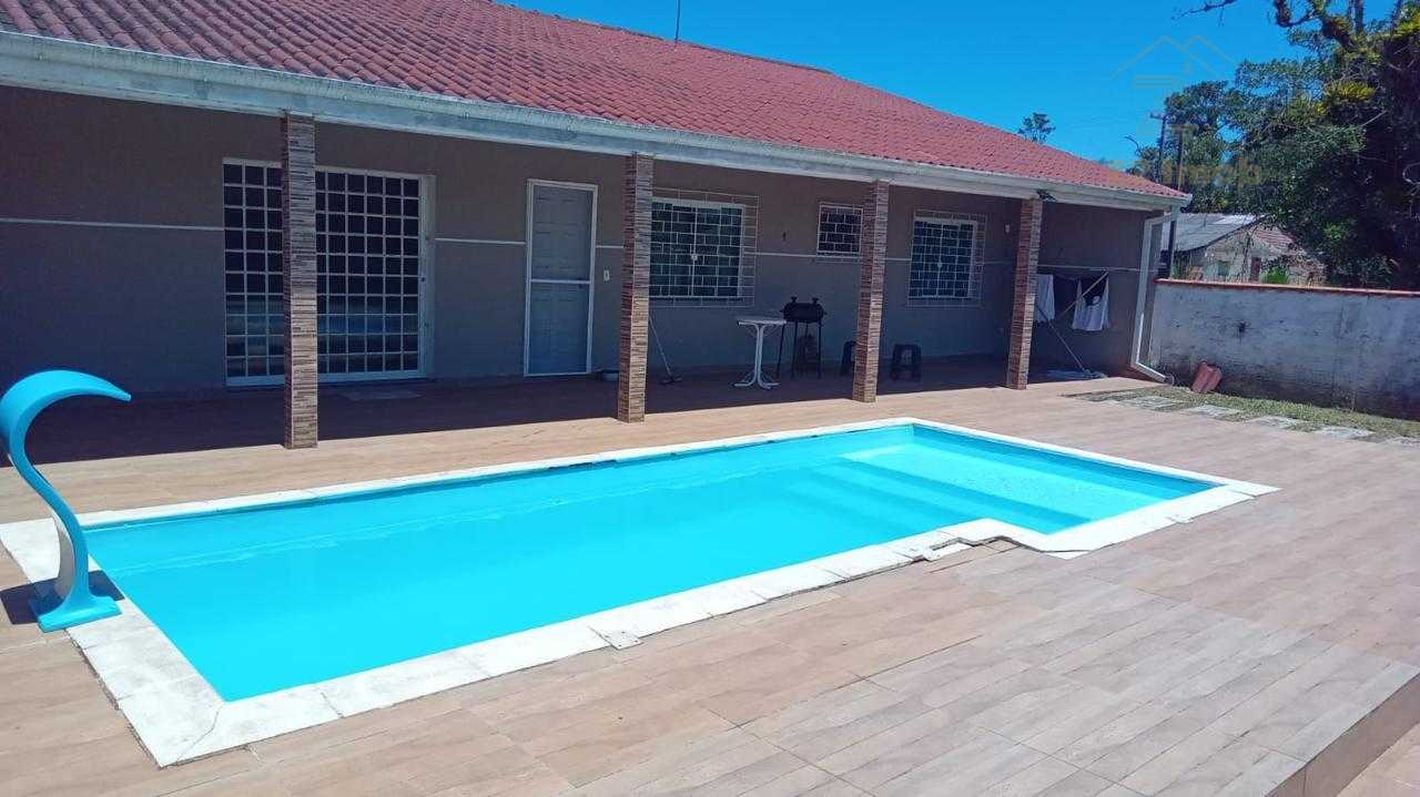 Duas casas no mesmo terreno com piscina e área gourmet, a 700m...