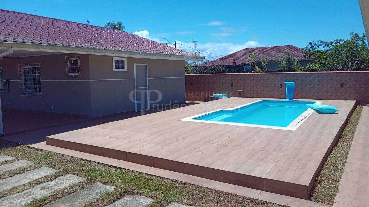 Duas casas no mesmo terreno com piscina e área gourmet, a 700m...