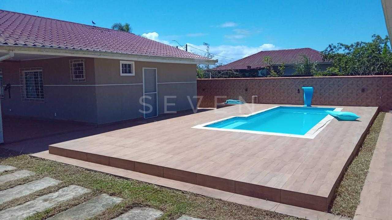 Duas casas no mesmo terreno com piscina e área gourmet, a 700m...